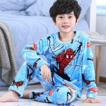 Pigiama in morbido pile di Spider-Man per bambini blu su un bambino accanto al suo letto