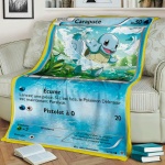 Coperta con carta blu Pokémon Carapuce su un divano con libri