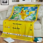 Coperta con carta Pokémon Pikachu carina su un divano con libri