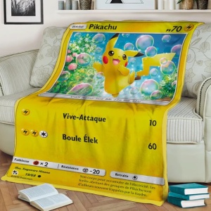 Coperta con carta Pokémon Pikachu carina su un divano con libri
