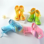 Stivali animali in gomma morbida per bambini in rosa, blu, giallo e verde