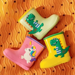 Stivali da pioggia in gomma con dinosauro e unicorno per bambini in rosa, giallo e verde su sfondo arancione