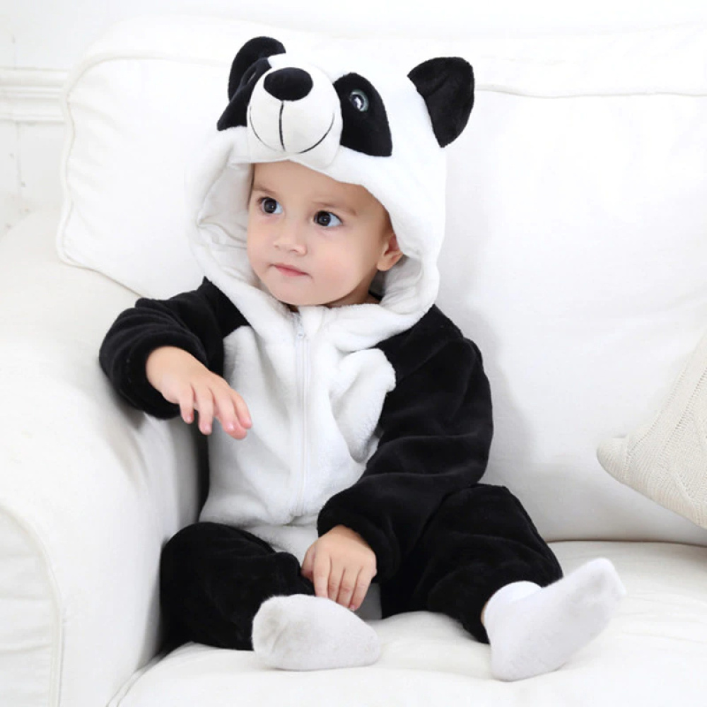 Pigiama panda morbido e caldo con bambino su un divano bianco