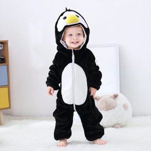Caldo pigiama polare con pinguino su un bambino in una camera da letto