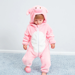 Simpatico pigiama con cappuccio con maialino rosa e bambino