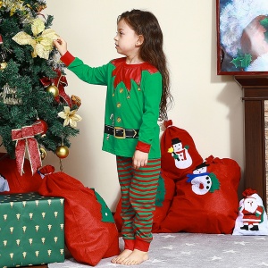 Pigiama di Natale con cappello per bambini con sfondo di una bambina che indossa il pigiama