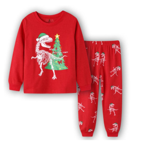 Pigiama di Natale da dinosauro con albero di Natale per bambini su sfondo bianco