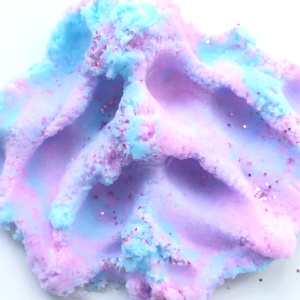 Morbida melma colorata di polimero e plastilina per bambini con sfondo bianco