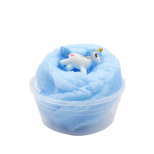 Bava di sabbia color pastello per bambini in blu con sfondo bianco