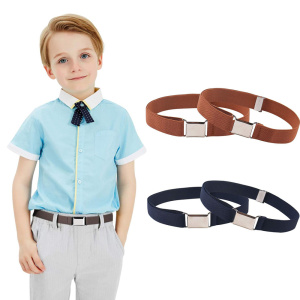 Cintura elastica regolabile con fibbia per bambini con un bambino che indossa la cintura e uno sfondo bianco