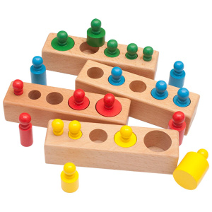 Giocattoli Montessori in legno 5 fori con 4 file per bambini vari colori con sfondo bianco