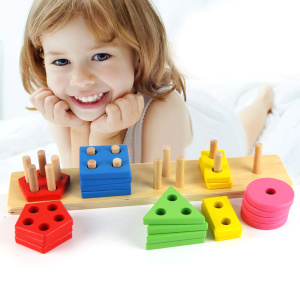 Giocattoli Montessori in legno con forme geometriche colorate per bambini con una bambina che gioca su sfondo bianco