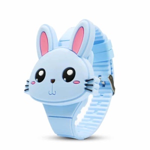 Un orologio elettronico per ragazze a forma di simpatico coniglio blu. Ha un cinturino con fibbia blu.