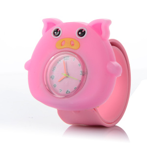 Un orologio per bambini a forma di simpatico maialino rosa. Al centro c'è un quadrante in vetro con lancette e numeri colorati.