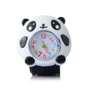 Un orologio per bambini in plastica con un simpatico panda bianco e nero. Al centro c'è un orologio con quadrante in vetro e lancette e numeri colorati.