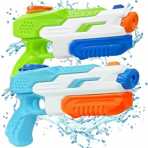 Pistola ad acqua per bambini in verde e blu con sfondo bianco