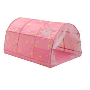 Un teepee per bambine a forma di casetta a tunnel rosa. Presenta motivi colorati sulla parte superiore e una doppia porta con tende trasparenti sulla parte anteriore.
