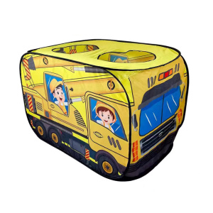 Un tepee giallo per bambini a forma di camion da cantiere. Ha due aperture sulla parte superiore ed è completamente ricoperto di vernice che rappresenta un camion da cantiere giallo.