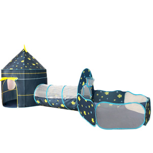 Tepee per bambini blu scuro con stelle gialle in cima. Ha la forma di un castello con un tunnel che conduce a una piscina di palline.
