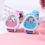 orologio per bambina, due colori dello stesso modello sono presentati insieme, uno rosa e l'altro blu, sono su un supporto rosa, il quadrante rappresenta la testa di un orsacchiotto
