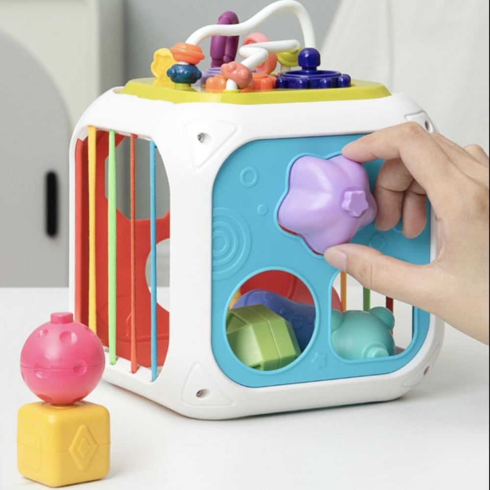 Gioco di apprendimento precoce a forma di cubo con diversi lati e oggetti di forme e consistenze diverse per i bambini