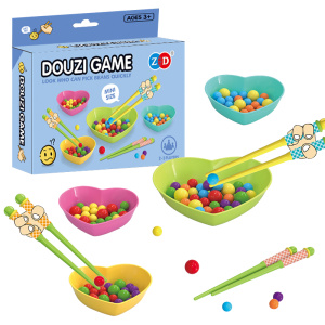 scatola dei giochi con biglie, vassoi a forma di cuore e bacchette di diversi colori