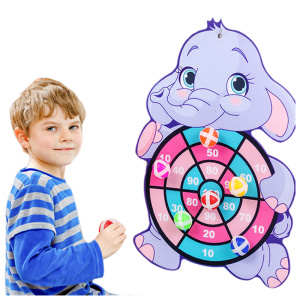 Un bambino con una palla in mano che mira a un bersaglio a forma di elefante