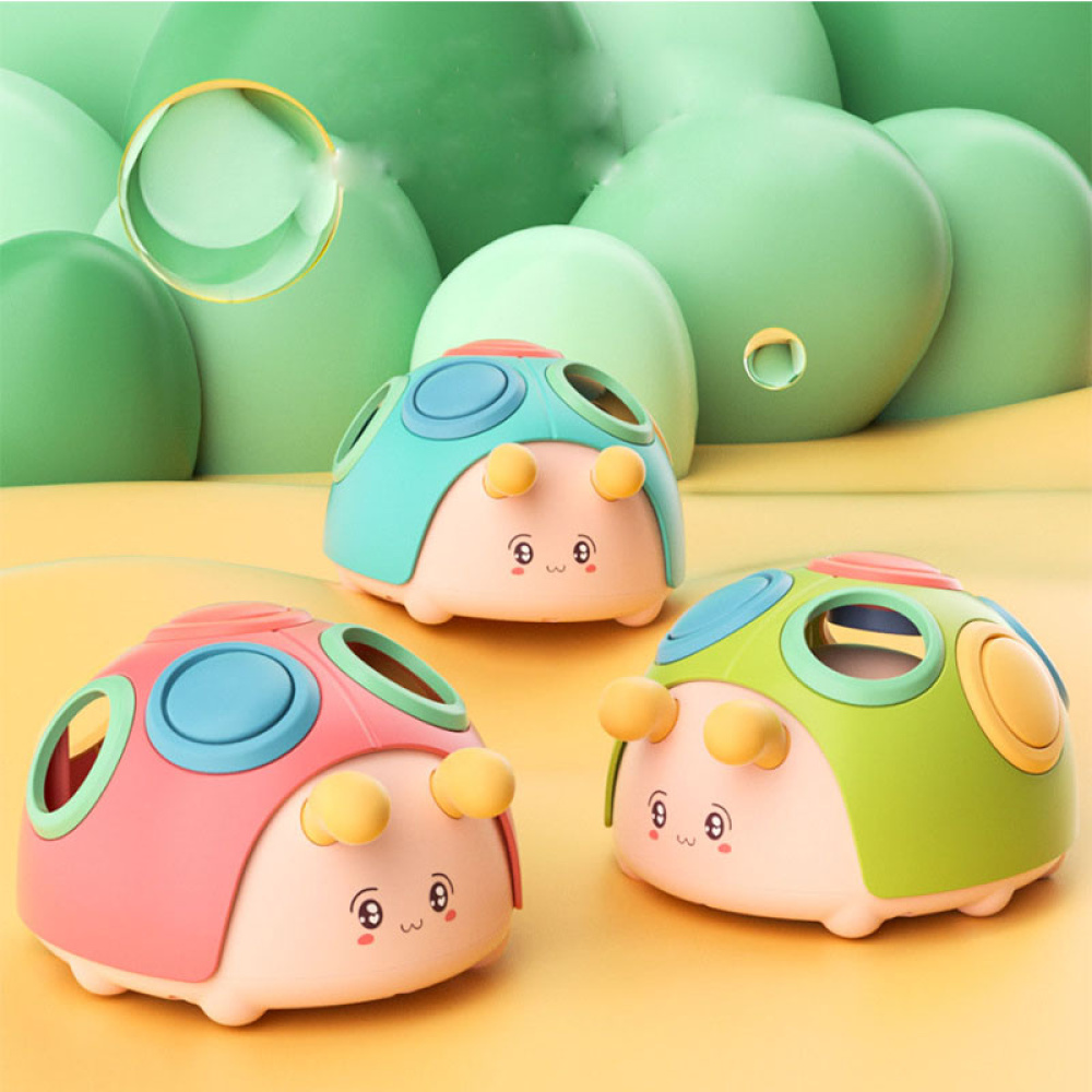 Tre giocattoli, ognuno dei quali rappresenta una lumaca di colore diverso, in cui deve inserire elementi di forma rotonda