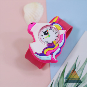 Un simpatico orologio a forma di unicorno per bambini