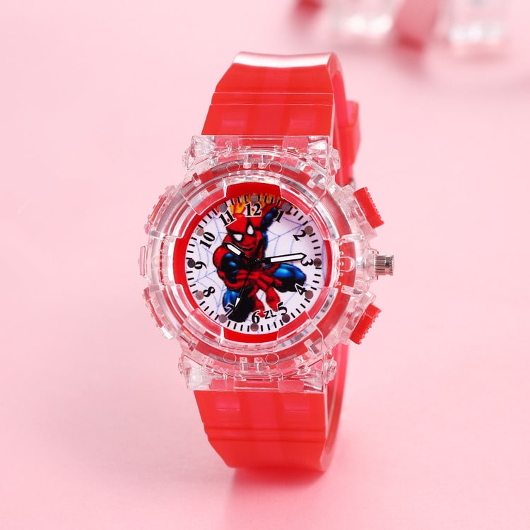 Orologio SpiderMan rosso colorato per ragazzi, presentato chiuso e posizionato sul cinturino destro, su un supporto rosa