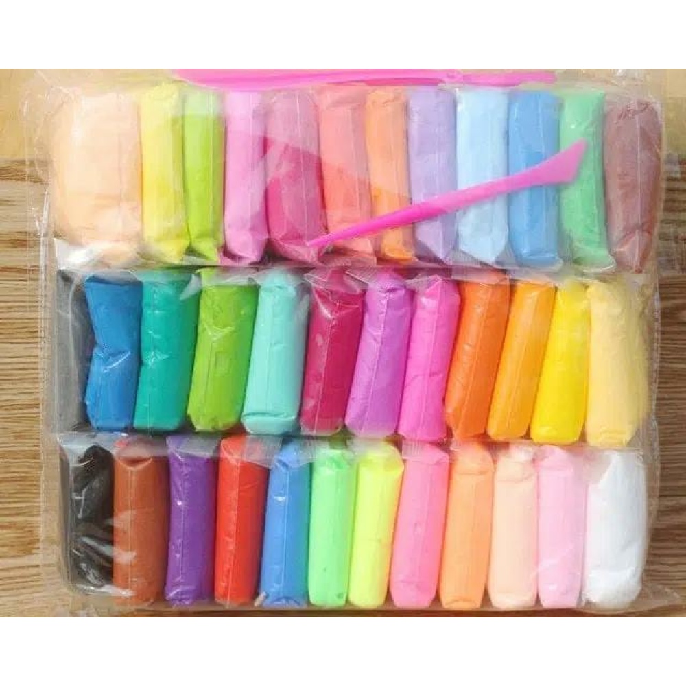 Argilla polimerica a 36 colori per bambini in un sacchetto trasparente su un tavolo di legno