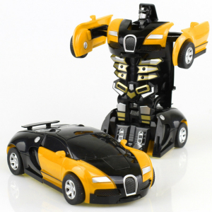 Auto gialla e nera con il robot sul retro su sfondo bianco