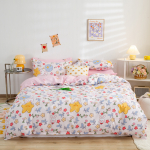 Camera da letto con letto al centro, piumone a fantasia rosa ed elementi decorativi