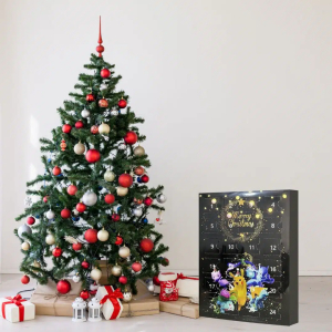 Calendario dell'Avvento Pokémon ai piedi di un albero di Natale, addobbato con ghirlande e decorazioni e con regali ai piedi, su sfondo grigio.