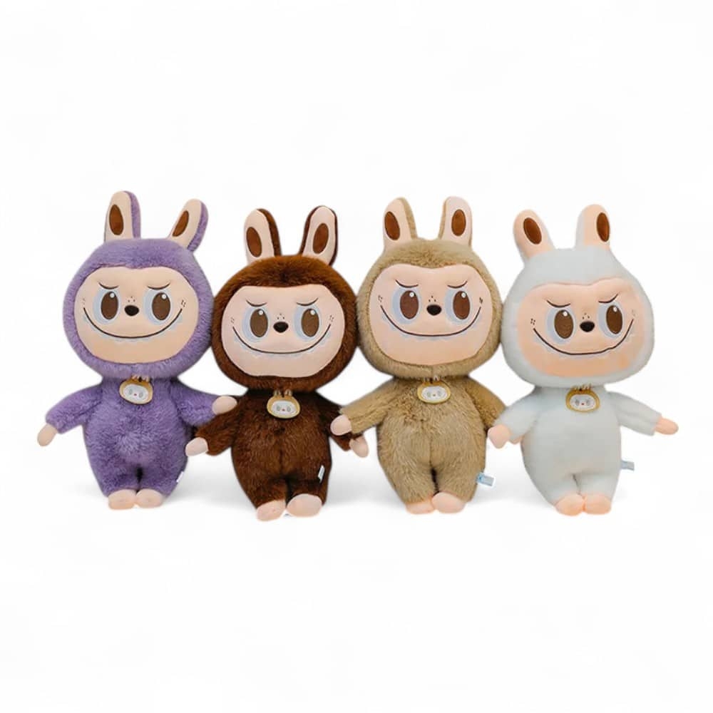 Peluches Labubu in costume morbido con grandi orecchie e sorriso buffo, in diversi colori pastello o naturali.