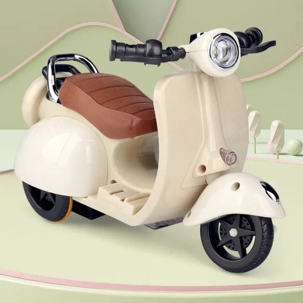 Mini scooter elettrico per peluche tipo Labubu beige, appoggiato su una sorta di piattaforma, con sfondo principale verde kaki.