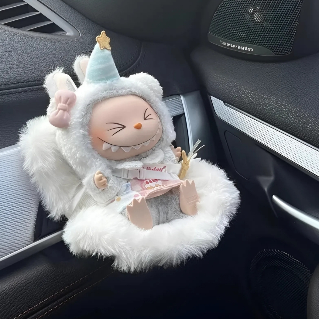 Seggiolino auto carino per peluche stile Labubu - immagine 2