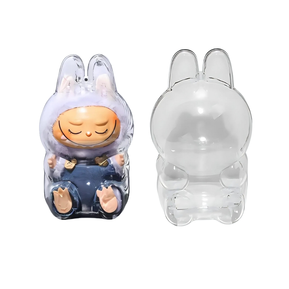 Custodia protettiva per peluche seduto stile Labubu con un peluche Labubu all’interno, su sfondo azzurro chiarissimo.