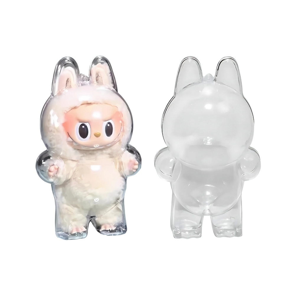 Custodia protettiva per peluche in piedi tipo Labubu in due esemplari, uno vuoto e uno con un peluche tipo Labubu all’interno.