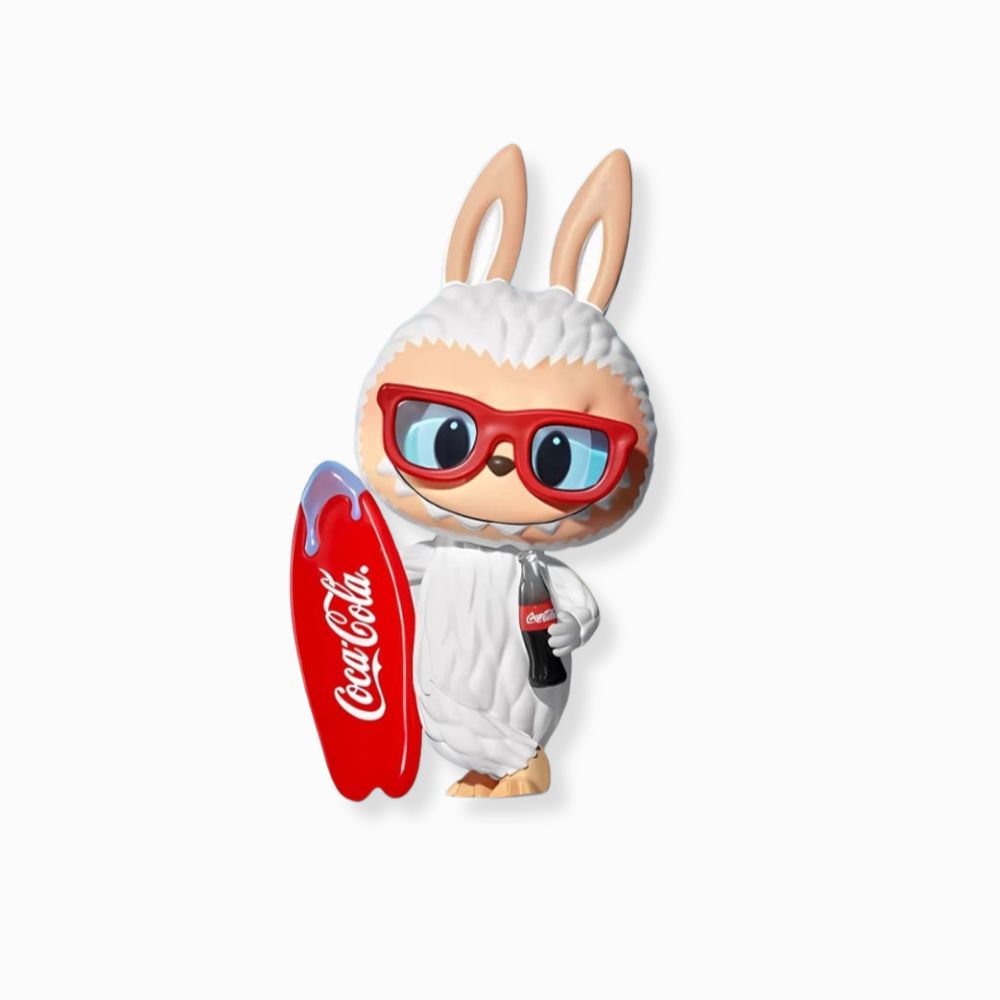 Statuetta Labubu edizione Natale in vinile con un Labubu surfista che tiene la sua bottiglia di Coca-Cola su sfondo bianco