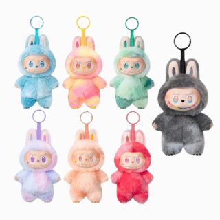 Peluche portachiavi kawaii stile labubu in diversi colori su sfondo bianco