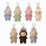 Peluche Labubu in diversi colori di tendenza su sfondo bianco