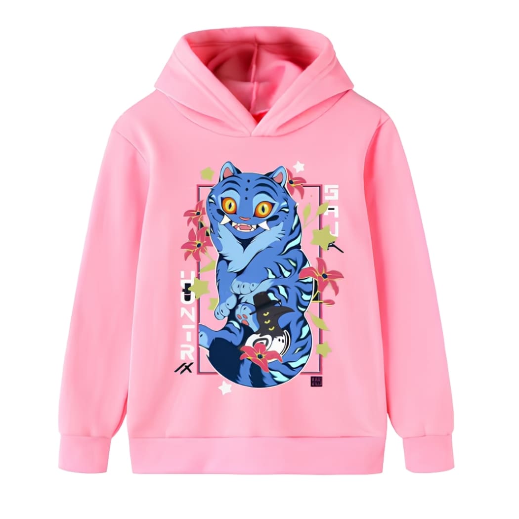 Felpa Kpop Demon Hunters Derpy la tigre blu di colore rosa con cappuccio. Il motivo della tigre blu si trova davanti circondato da una cornice fiorita. Su sfondo bianco.