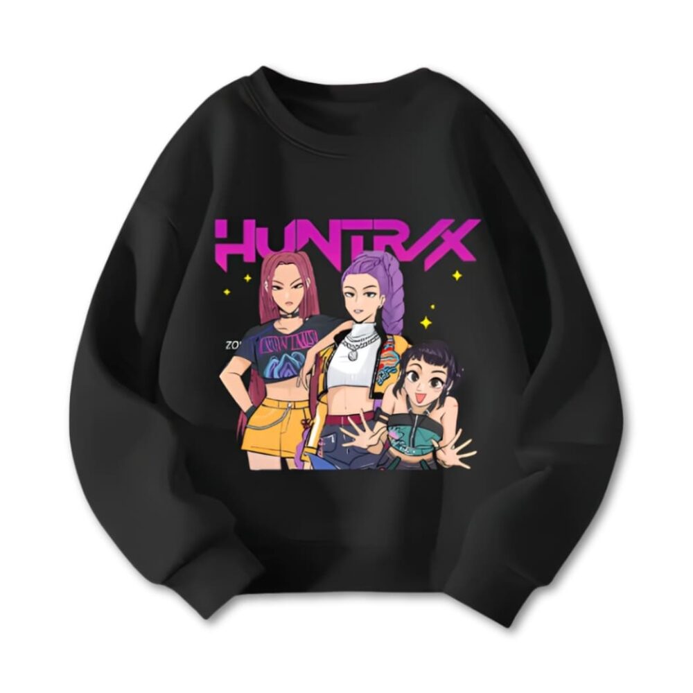IMG_09_2025_sweat_K_pop_Demon_Hunters_Zoey_Mira_et_Rumi_1.jpg Felpa per bambina K-pop Demon Hunters Zoey Mira e Rumi con Huntrix scritto in viola sopra i personaggi. La felpa è nera su sfondo bianco.