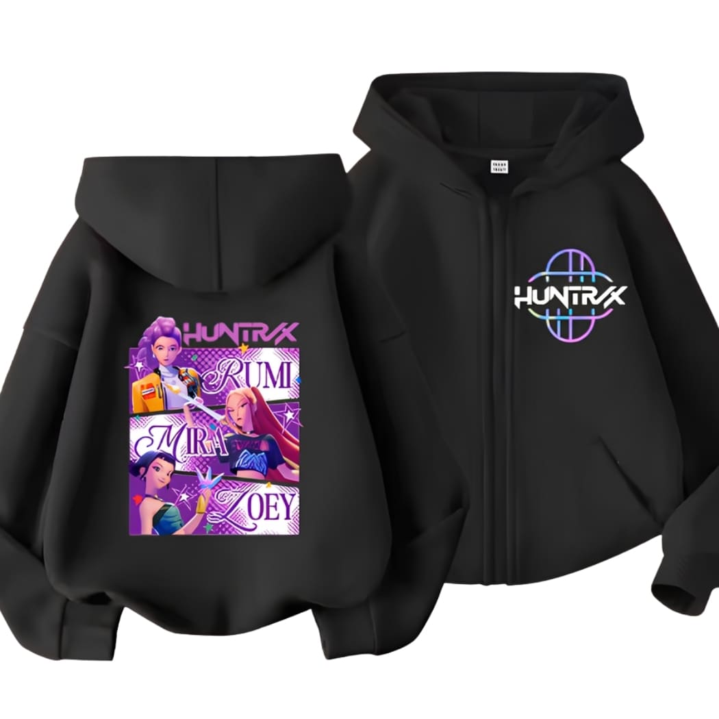 Felpa con cappuccio per bambina K-pop Demon Hunters di colore nero. A sinistra, la felpa vista da dietro con un motivo delle eroine dell’anime in toni viola. A destra, la felpa vista da davanti con un piccolo motivo sul petto con la scritta Huntrix. Su sfondo bianco.