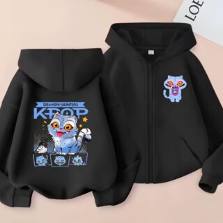 Felpa K-pop Demon Hunters Derpy con cerniera e cappuccio di colore nero. Il retro è visibile a sinistra con il motivo di Derpy in grande, a destra il davanti della felpa. Una cerniera e un motivo di Derpy lato cuore. Su sfondo rosa chiaro.
