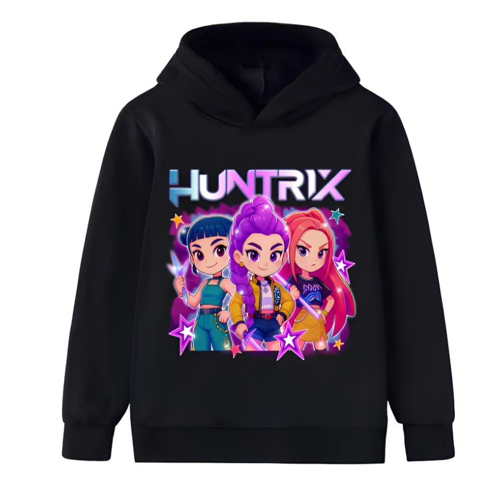 Felpa K-pop Demon Hunters Huntrix con cappuccio di colore nero. Il motivo rappresenta i tre personaggi in versioni bambine con HUNTRIX scritto in grande sopra. Su sfondo bianco.