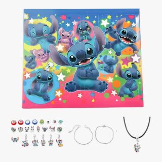 Calendario dell'Avvento Stitch creazione di gioielli. Sotto il calendario, ciondoli Stitch, due bracciali argentati e una collana con cordoncino nero. Su sfondo bianco.