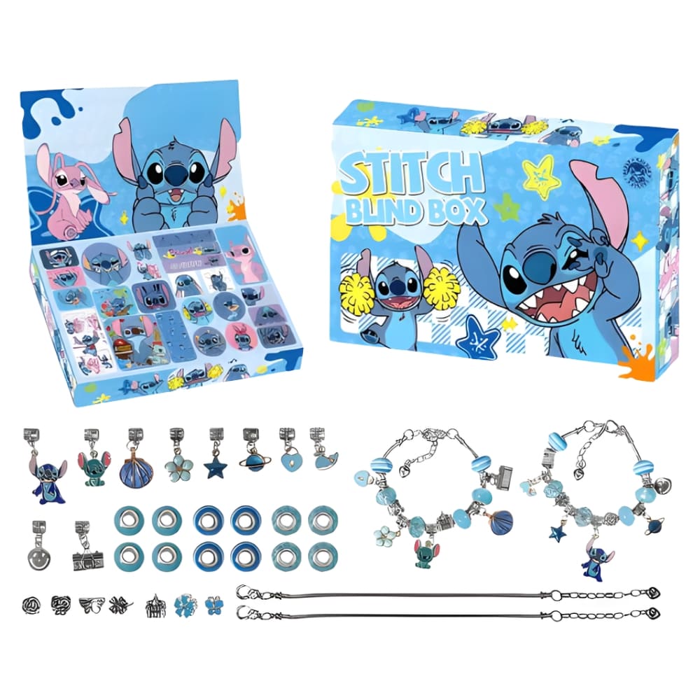 Calendario dell'Avvento Stitch bracciali e charms stile Pandora. Nell'immagine si trovano la scatola in alto a sinistra con il coperchio sollevato e la stessa scatola a destra chiusa. Sotto le due scatole, i ciondoli, charms e bracciali da assemblare. Su sfondo bianco.