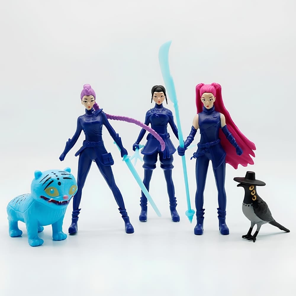 Statuette K-pop Demon Hunters 5 pezzi comprendenti Zoey, Mira, Rumi, la tigre blu e la gazza su sfondo grigio chiaro.